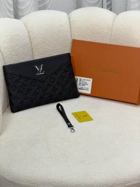 شنط كلاتش LOUIS VUITTON <br> <span class='text-color-warm'>بيعت كلها 🥹</span>