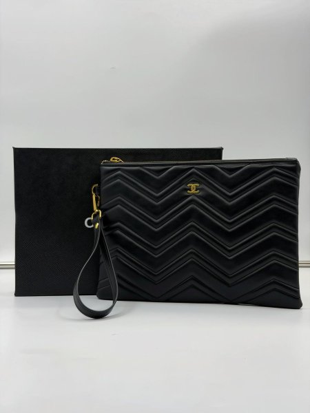 شنط قوتشي شامل العلبه الاصلية