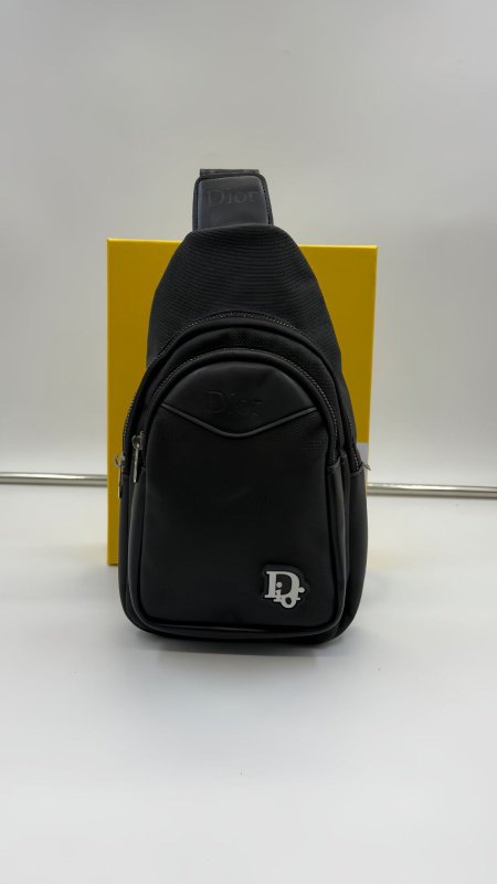 شنط كتف رجالي من Dior