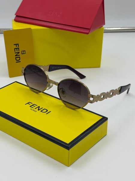 نظارة شمسية نسائية من FENDI