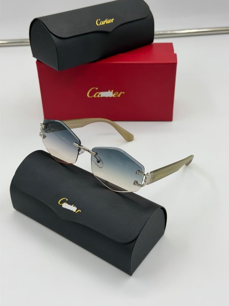 نظارة شمسية نسائية من Cartier