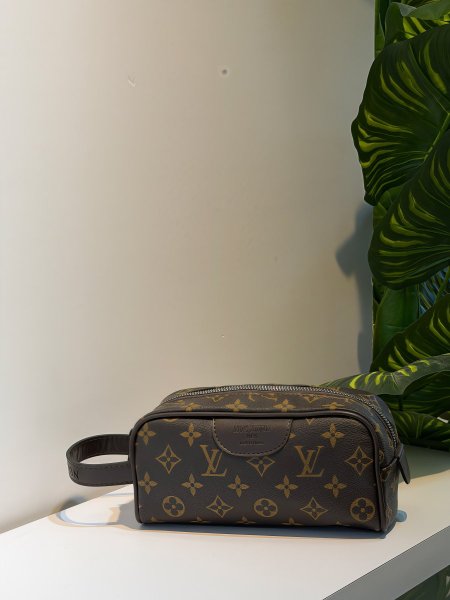 شنط يد رجاليه من LV