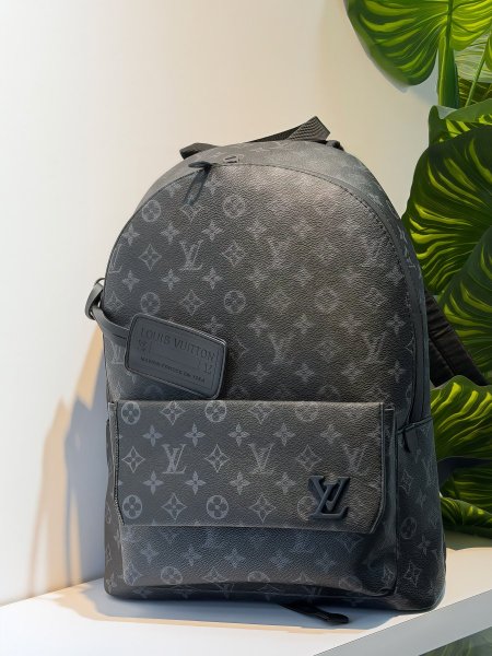 شنط ظهر من LV