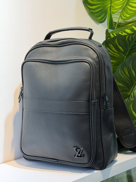 شنط ظهر من LV
