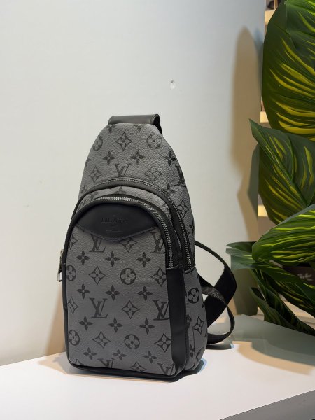 شنط كتف رجاليه من LV